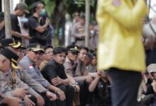 Ketua DPRD Kalsel Berbaur Duduk di Jalan, Temui Aksi Massa BEM se-Kalsel