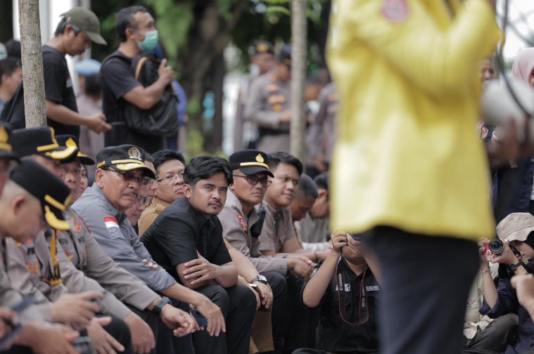 Ketua DPRD Kalsel Berbaur Duduk di Jalan, Temui Aksi Massa BEM se-Kalsel