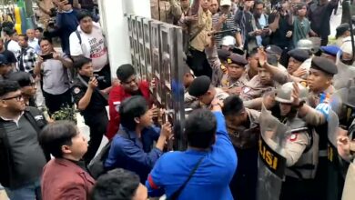 Unjuk Rasa Mahasiswa Diwarnai Bentrok Dengan Aparat
