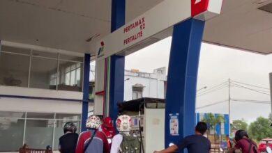Warga Kesulitan Beli Pertamax di Pom Bensin