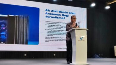 Wakil Menteri Komunikasi dan Digital (Wamenkomdigi) RI Nezar Patria pada kegiatan MediaConnect bertajuk “Dari Cepat Jadi Cermat: Menyikapi AI di Meja Redaksi” yang berlangsung di Bandung, Kamis (27/11/2025). Wamenkomdigi Nezar menjelaskan bahwa AI telah menjadi alat bantu efektif untuk meningkatkan efisiensi kerja jurnalistik. (Foto:Elvira/Komdigi)