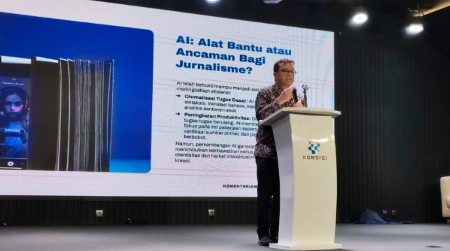 Wakil Menteri Komunikasi dan Digital (Wamenkomdigi) RI Nezar Patria pada kegiatan MediaConnect bertajuk “Dari Cepat Jadi Cermat: Menyikapi AI di Meja Redaksi” yang berlangsung di Bandung, Kamis (27/11/2025). Wamenkomdigi Nezar menjelaskan bahwa AI telah menjadi alat bantu efektif untuk meningkatkan efisiensi kerja jurnalistik. (Foto:Elvira/Komdigi)