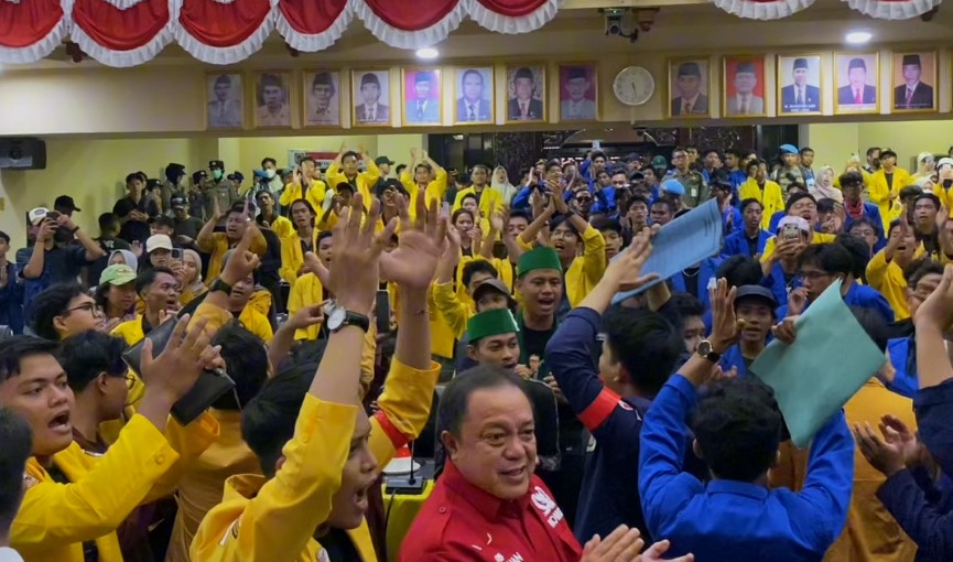mahasiswa bem se kalsel duduki gedung paripurna