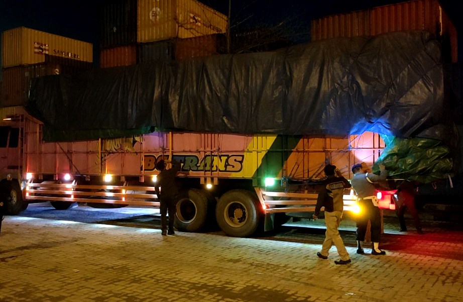 Balai Karantina Periksa Truk di Pelabuhan Trisakti