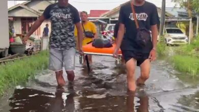 Banjir Selutut, Pasien Pijat Terapi Diangkut dengan Tandu