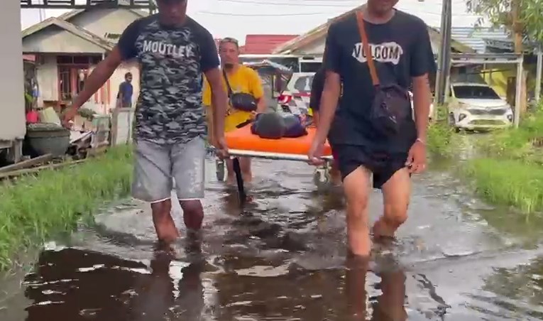 Banjir Selutut, Pasien Pijat Terapi Diangkut dengan Tandu
