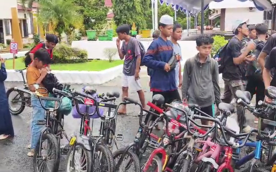 Belasan Remaja Handil Bakti Bersepeda ke Sekumpul