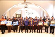 Bupati Andi Rudi Latif Anugerahkan Tanah Bumbu Inovatian Award 2025 dan Buka Bimtek Inovasi Daerah