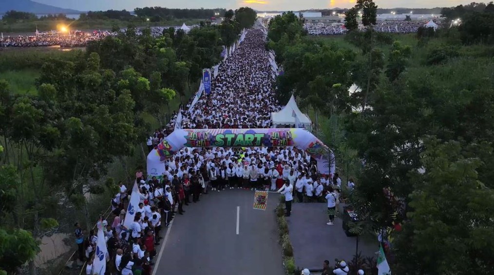 Kawasan Jhonlin Pantai Festival berubah menjadi lautan putih, lebih dari 30.000 peserta memadati area tersebut untuk mengikuti kegiatan Jalan