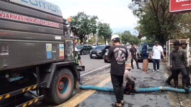 Saluran Tersumbat, Sebagian Ruas Jalan Ahmad Yani Kilometer 5 Terendam