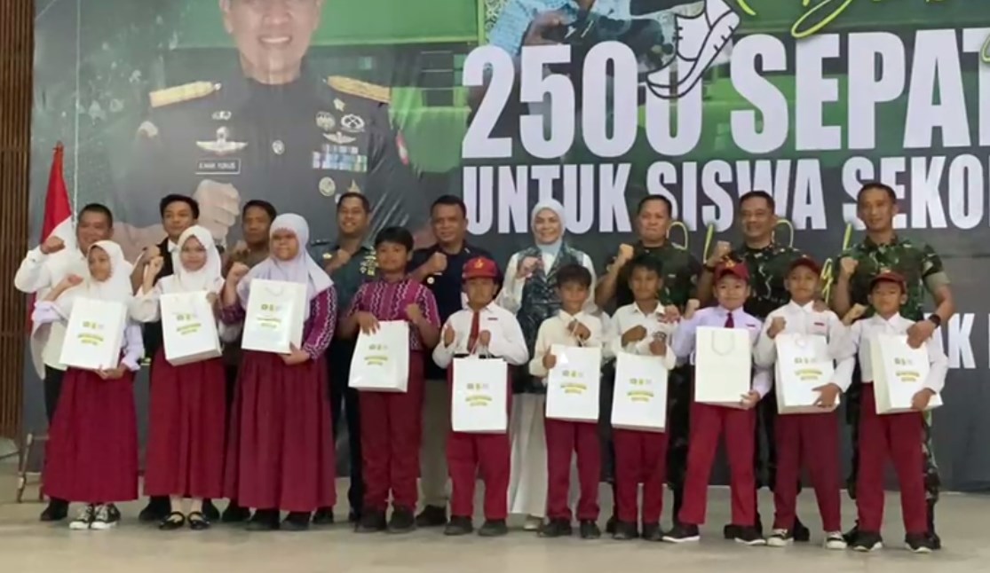 Amel Senang Dapat Sepatu Baru