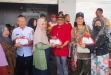 Anggota DPRD Kota Banjarmasin, Saut Nathan Samosir, menyalurkan bantuan bagi warga terdampak banjir