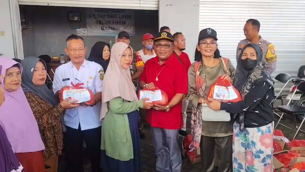 Anggota DPRD Kota Banjarmasin, Saut Nathan Samosir, menyalurkan bantuan bagi warga terdampak banjir