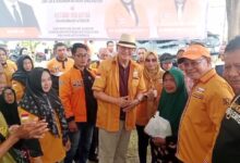 Artis Roy Marten Sapa Warga Terdampak Banjir Di Teluk Selong Ulu