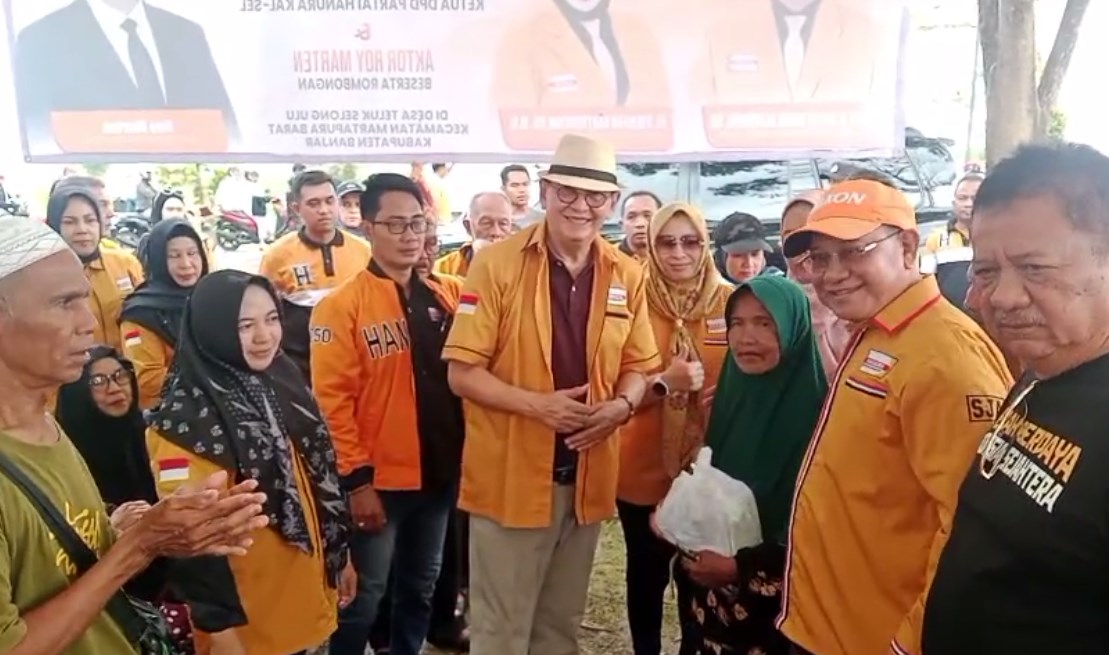 Artis Roy Marten Sapa Warga Terdampak Banjir Di Teluk Selong Ulu