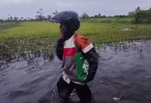 Demi Bekerja, Amang Amat Harus Jalan Kaki Tempuh Banjir Sejauh 1 Km