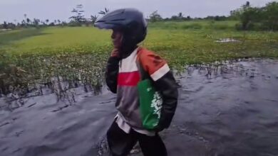 Demi Bekerja, Amang Amat Harus Jalan Kaki Tempuh Banjir Sejauh 1 Km