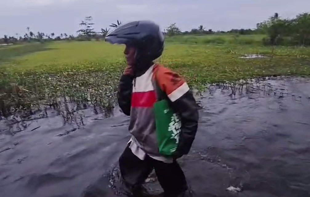 Demi Bekerja, Amang Amat Harus Jalan Kaki Tempuh Banjir Sejauh 1 Km
