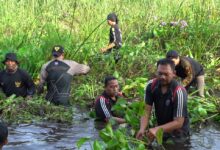 Warga Komplek Mandastana Gotong Royong Bersihkan Gorong-Gorong