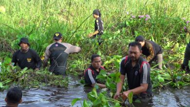 Warga Komplek Mandastana Gotong Royong Bersihkan Gorong-Gorong