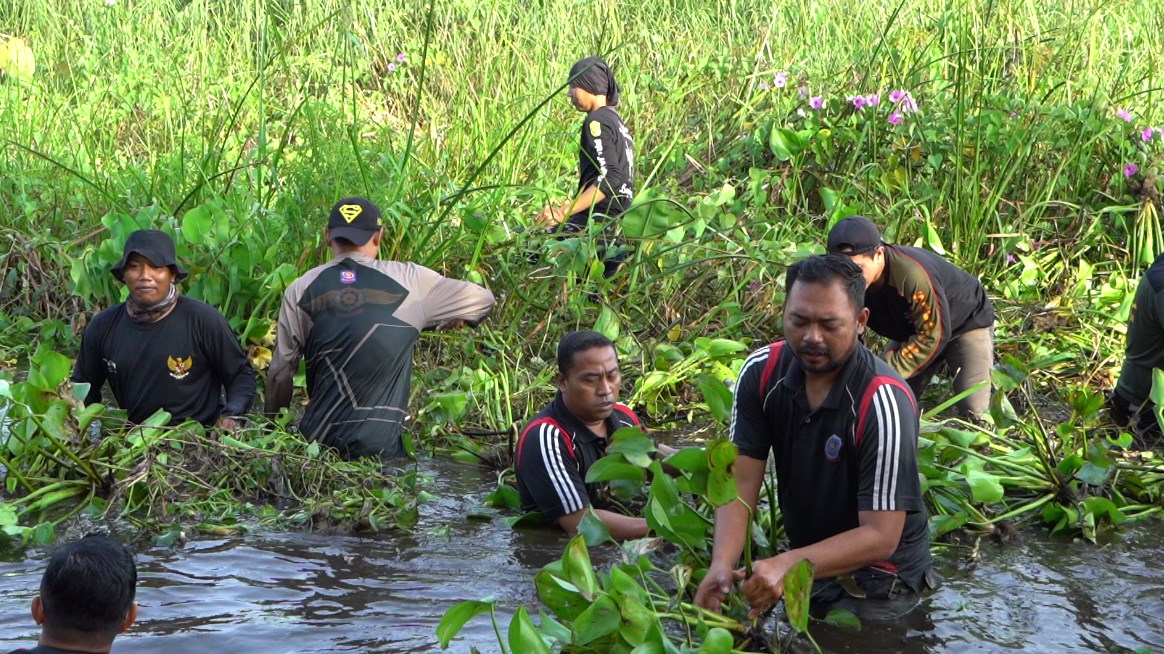 Warga Komplek Mandastana Gotong Royong Bersihkan Gorong-Gorong