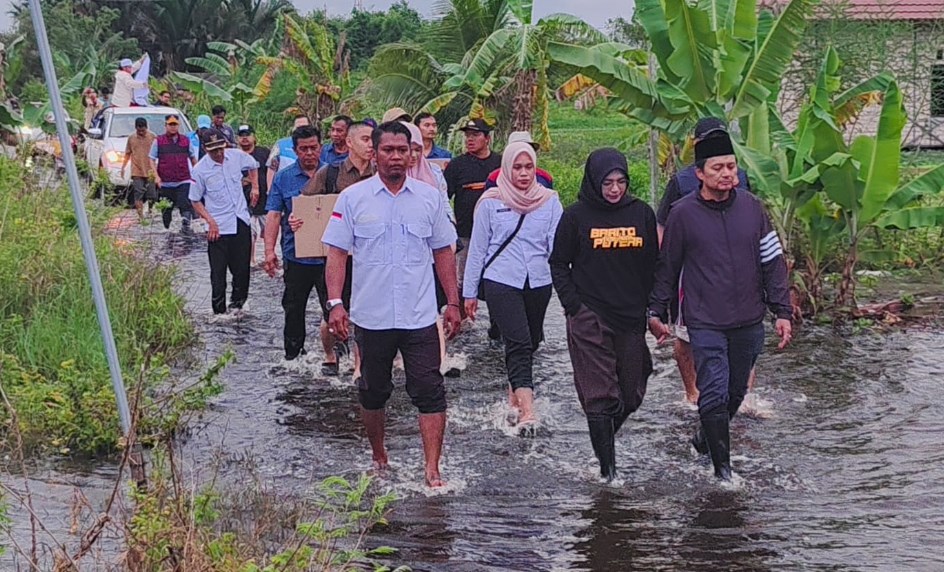 Jalan Kaki Lewati Banjir Setinggi Paha, Wagub Kalsel dan Istri Serahkan Bantuan ke Pelosok Desa
