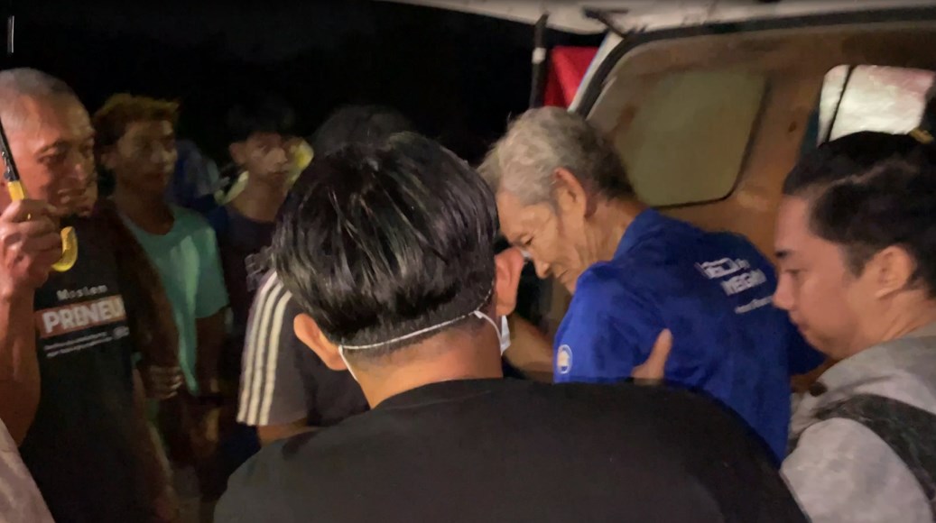 Lansia di Pengungsian Sungai Lulut Dievakuasi