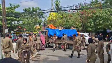 Satpol PP Tertibkan Pedagang di Jembatan Pasar Sederhana