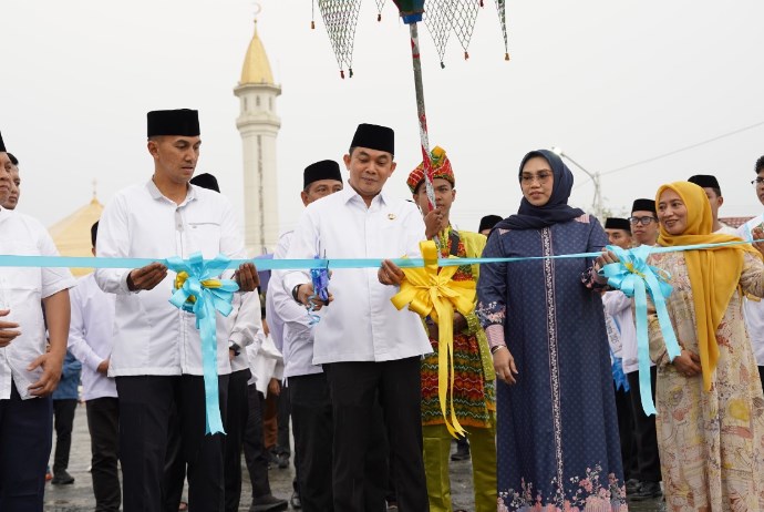 Bupati Tanah Bumbu Andi Rudi Latif membuka secara resmi Aksi Bajual Wadai 2026 di Lapangan Depan Masjid Al-Falah, Simpang Empat,
