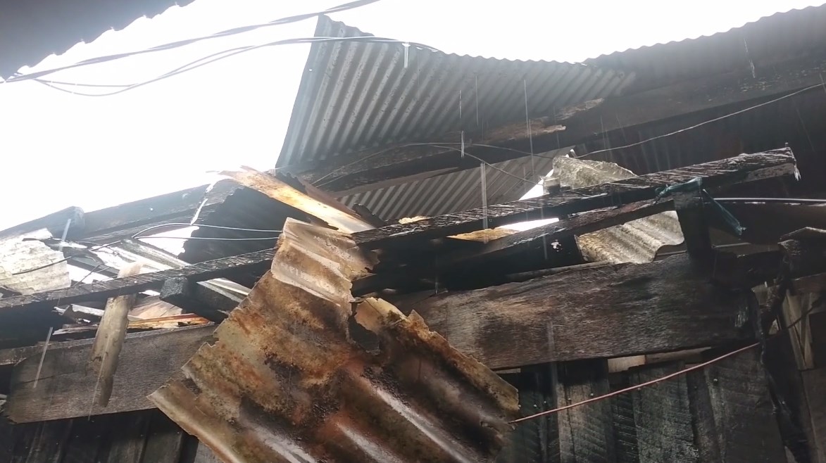 Angin Kencang Rusak Atap Rumah Warga