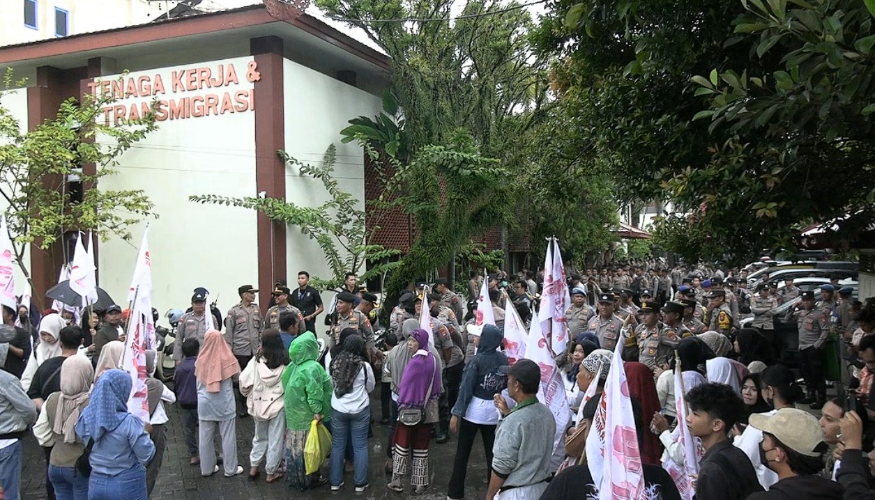 Demo di Disnakertrans Kalsel