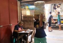 Demi Keluarga, Buruh Angkut Tetap Berpuasa di Tengah Kerja Berat