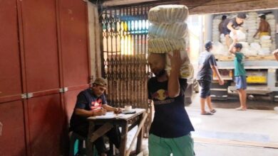 Demi Keluarga, Buruh Angkut Tetap Berpuasa di Tengah Kerja Berat