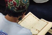 Di Tengah Kesibukan, Buruh Angkut Pasar Baru Ikuti Tadarus di Bulan Ramadan