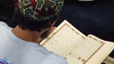 Di Tengah Kesibukan, Buruh Angkut Pasar Baru Ikuti Tadarus di Bulan Ramadan