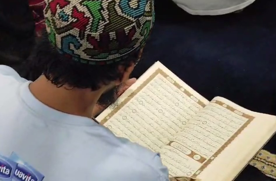 Di Tengah Kesibukan, Buruh Angkut Pasar Baru Ikuti Tadarus di Bulan Ramadan