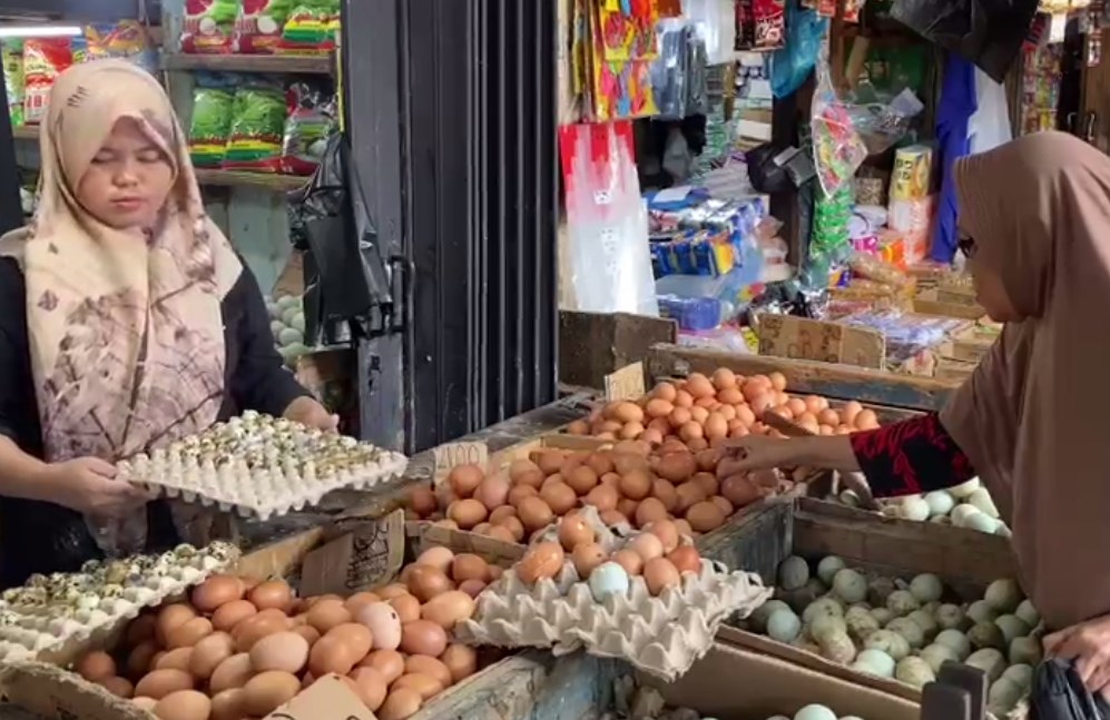 Kenaikan harga telur terjadi di sejumlah pasar tradisional selama bulan Ramadhan. Di Pasar Sentra Antasari, Banjarmasin, para pedagang mengaku permintaan telur