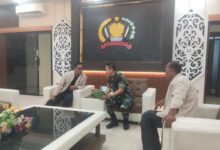 PERTEMUAN – Ketua Umum FORKI Kalimantan Selatan H. Sahbirin Noor atau Paman Birin bertemu dengan Danrem 101/Antasari Brigjen TNI Ilham Yunus di Banjarmasin, Selasa (10/3/2026).