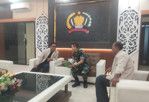 PERTEMUAN – Ketua Umum FORKI Kalimantan Selatan H. Sahbirin Noor atau Paman Birin bertemu dengan Danrem 101/Antasari Brigjen TNI Ilham Yunus di Banjarmasin, Selasa (10/3/2026).