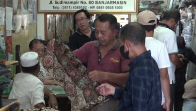 Sarung Kian Diburu, Pedagang Tambah Stok