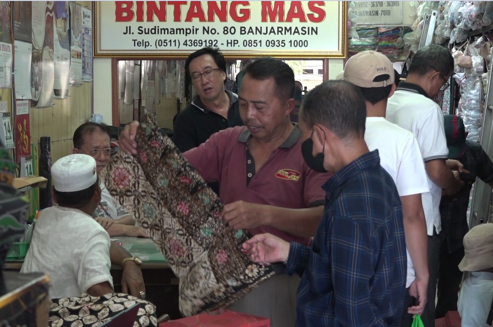 Sarung Kian Diburu, Pedagang Tambah Stok