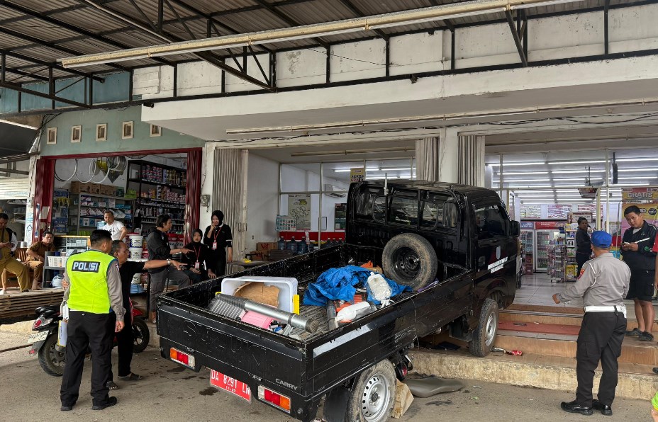 Mobil Pickup Dishub Tanah Laut Seruduk Parkiran Alfamart, Satu Warga Luka-Luka