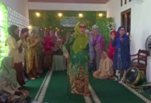 Puluhan Emak-Emak Lansia Ikut Fashion Show Busana Kebaya
