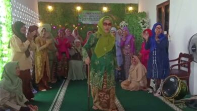 Puluhan Emak-Emak Lansia Ikut Fashion Show Busana Kebaya