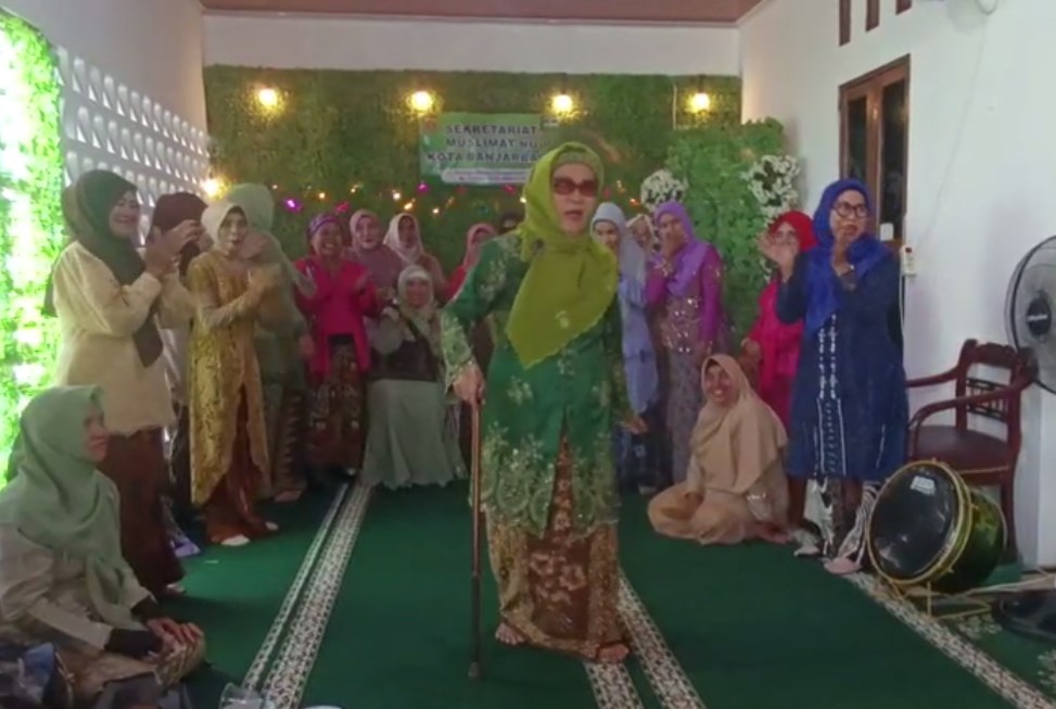 Puluhan Emak-Emak Lansia Ikut Fashion Show Busana Kebaya