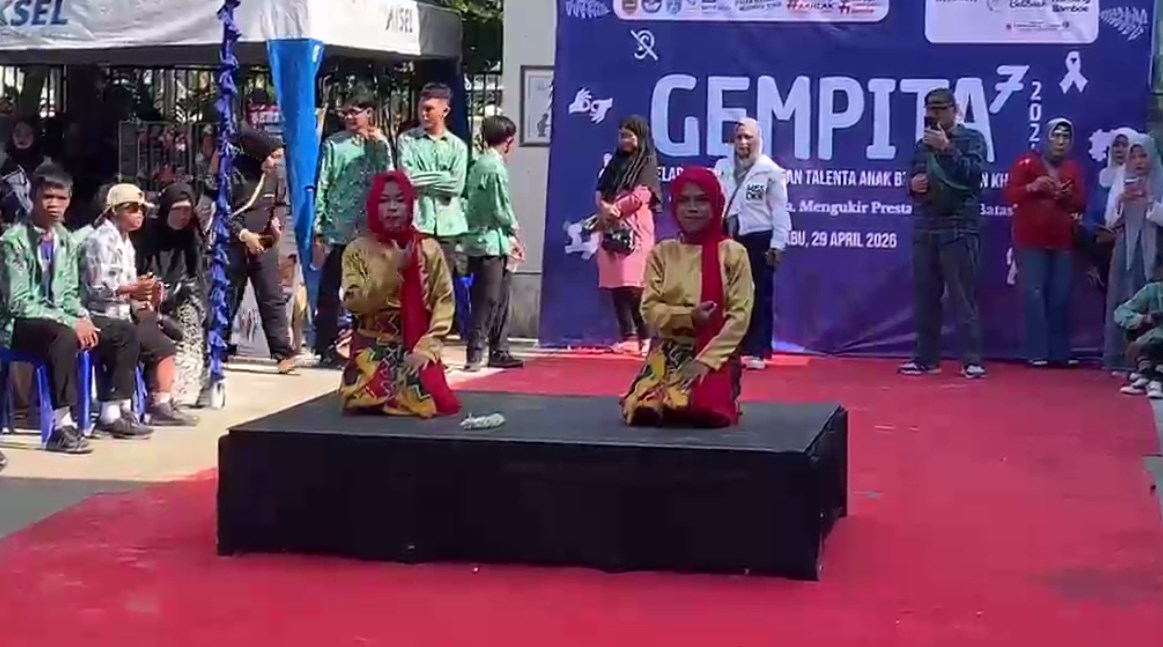 ekompakan gerak dan ekspresi penuh makna diperlihatkan para siswa SLB Negeri 2 Banjarmasin saat membawakan Tari Balenggang Hijaiyyah