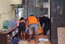 Jasad Pria Lansia Tergeletak di Depan Kamar Mandi