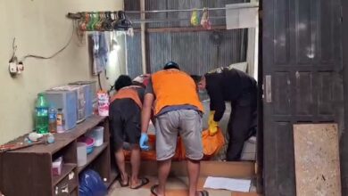 Jasad Pria Lansia Tergeletak di Depan Kamar Mandi