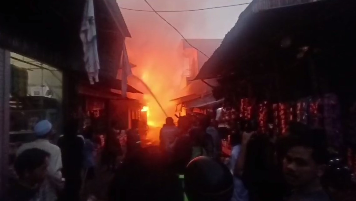 Api Mengamuk Di Pasar Blok R Kuala Kapuas