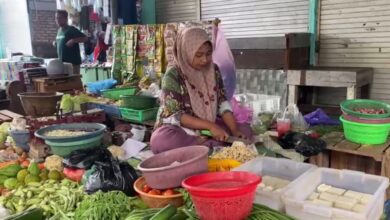 Kenaikan Harga Plastik Rugikan Pedagang Kecil